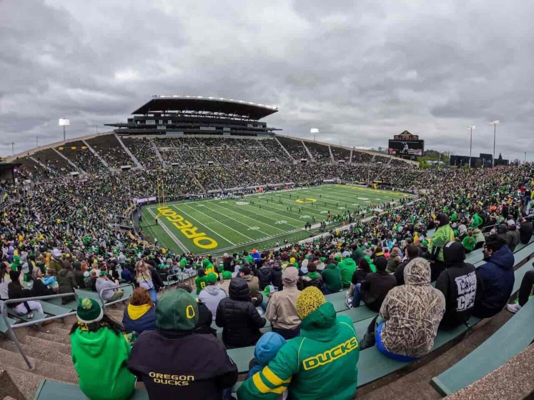 oregon ducks unveil new concession items at autzen stadium v0 GjhvpTvt Z dsI88RwfvrqUeHzQ6IFlVzERMyOqQqcE (1)